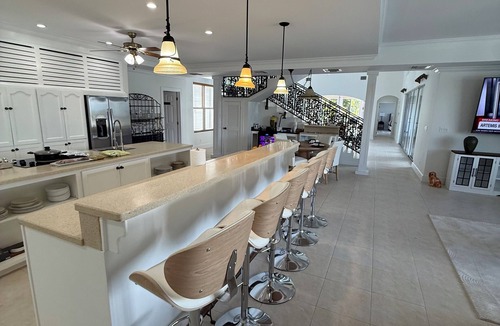 Bahamia West House | 4-bedroom estate in fantastic Freeport with cool AC