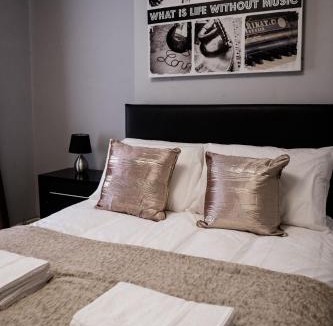 Burslem House | 4 Bedroom House- Close to City Centre- Ideal for Contractors- Free Parking- Sleeps 8