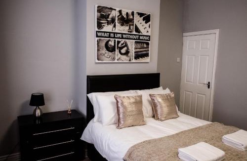 Burslem House | 4 Bedroom House- Close to City Centre- Ideal for Contractors- Free Parking- Sleeps 8