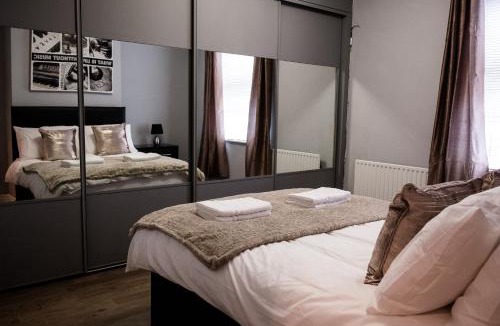 Burslem House | 4 Bedroom House- Close to City Centre- Ideal for Contractors- Free Parking- Sleeps 8