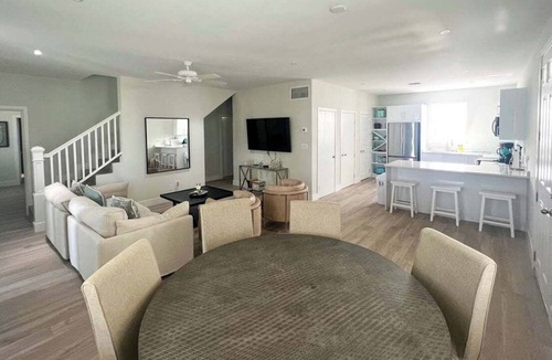 Nassau House | 4-bedroom house in delightful Nassau with WiFi, fitness room, AC - PALM CAY