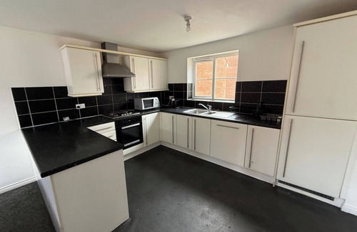 Aylesbury House | 4 Bedroom house Sleeps 8 - Free Parking - Garden