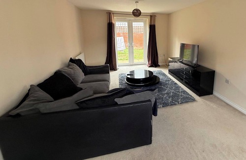 Aylesbury House | 4 Bedroom house Sleeps 8 - Free Parking - Garden