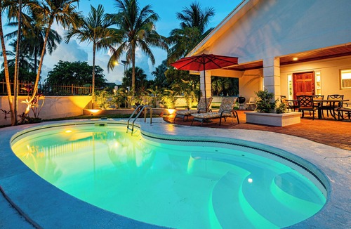 Westward Villas Subdivision House | 4-bedroom House with private Pool - walking distance to Baha Mar and Beach