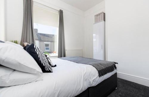 Darlington House | 4 BEDS, 4 BATHS home, central Darlington