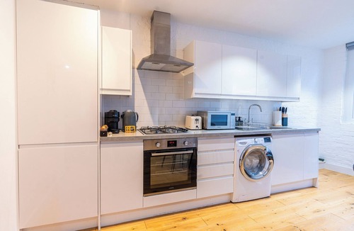 Farringdon House | 4-Flat Entire Building | Sleeps 18 | Elizabeth Line to Heathrow | Farringdon