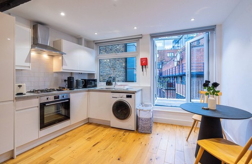 Farringdon House | 4-Flat Entire Building | Sleeps 18 | Elizabeth Line to Heathrow | Farringdon