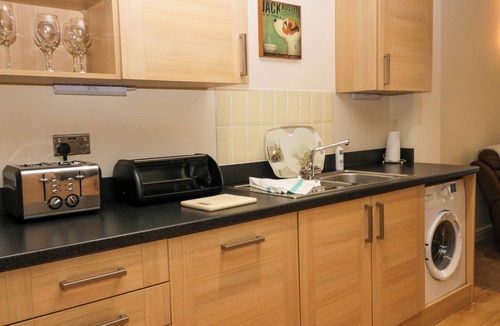Tewitfield Cottage | 4 TEAL HOUSE, pet friendly, country holiday cottage in Tewitfield
