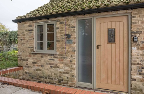 Cambridge Ski Chalet | 4 x Newly refurbished private access rooms with ensuites - restaurant on-site!