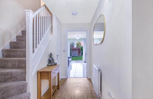 Bedford House | 4Bed 3 Bath Home I Sleeps 7-9 I Family & Contractors I Parking