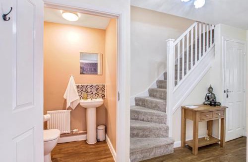 Bedford House | 4Bed 3 Bath Home I Sleeps 7-9 I Family & Contractors I Parking