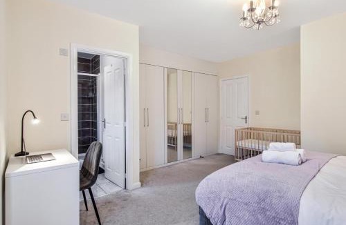 Bedford House | 4Bed 3 Bath Home I Sleeps 7-9 I Family & Contractors I Parking