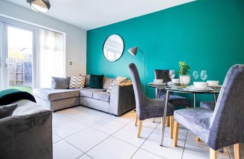 Milton Keynes House | 4BR Contractor Town House 2.5bathrooms, 2 free parking spaces managed by Chique Properties