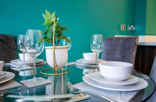 Milton Keynes House | 4BR Contractor Town House 2.5bathrooms, 2 free parking spaces managed by Chique Properties