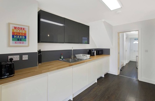 Hemel Hempstead House | 4BR Spacious Home | Garden & Parking | Long Term