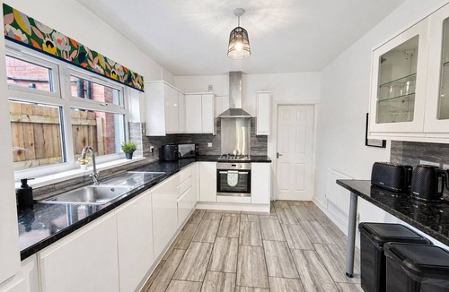 Wolverhampton House | 5-Bed | 3 Bath | Perfect for Groups & Contractors