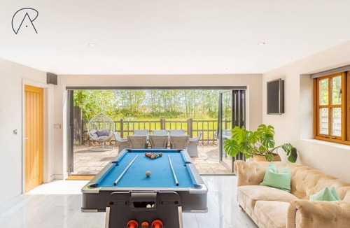 Bray on Thames House | 5 Bed Barn Conversion in Dorney - By Tempstay