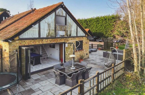 Bray on Thames House | 5 Bed Barn Conversion in Dorney - By Tempstay