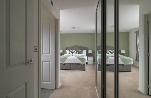 Bletchley Apartment | 5 bed detached Contractors Parking Long Stays