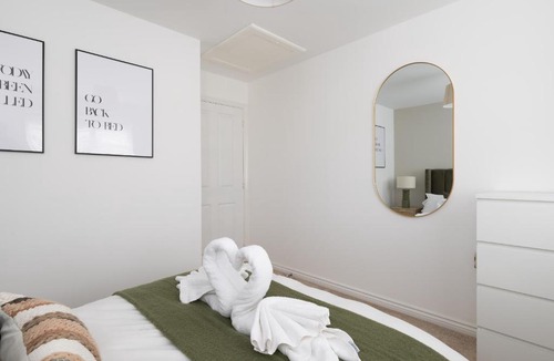 Bletchley Apartment | 5 bed detached Contractors Parking Long Stays