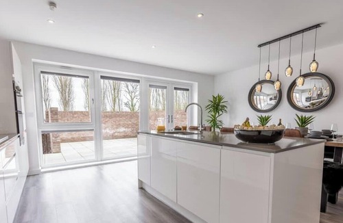 Milton Keynes House | 5-Bed Home | Canal Views | Parking for 2+ Cars