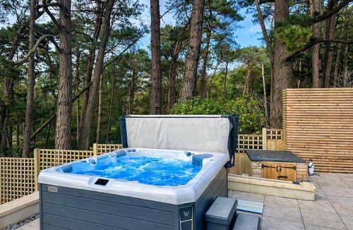 St Leonards House | 5 Bed House - Pool - Hot Tub - Sauna - Pool Table - Near New Forest - Sleeps 12