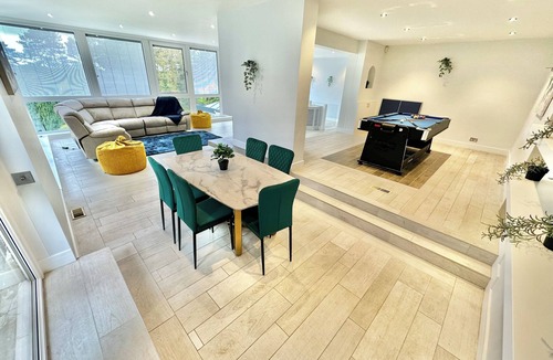 St Leonards House | 5 Bed House - Pool - Hot Tub - Sauna - Pool Table - Near New Forest - Sleeps 12