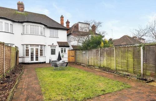 Brent Cross House | 5 Bedroom House 13 Beds Across From Tube Station