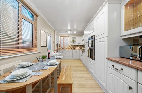 Northampton House | 5 Bedroom House with Parking, Smart TVs & Garden