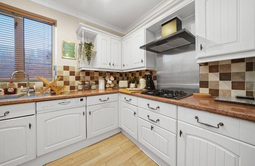Northampton House | 5 Bedroom House with Parking, Smart TVs & Garden