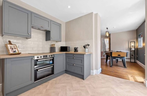 Gloucester House | 5-BR Luxe Manor, Games Room, w/Parking, Sleeps 12