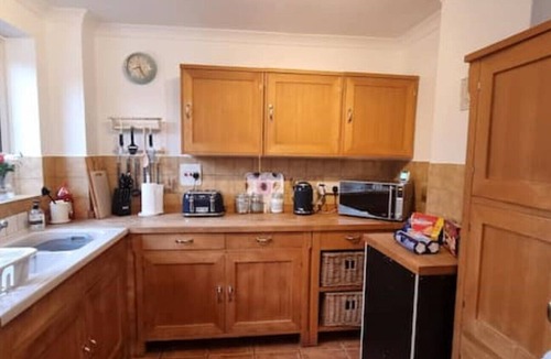 Cheshunt House | 5 double beds in a detached house in Cheshunt with free parking.