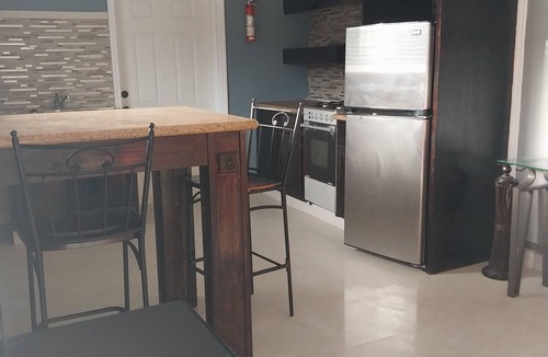 Farmer's Hill Apartment | 5 mins away from public beach and 3 min from grocery store!