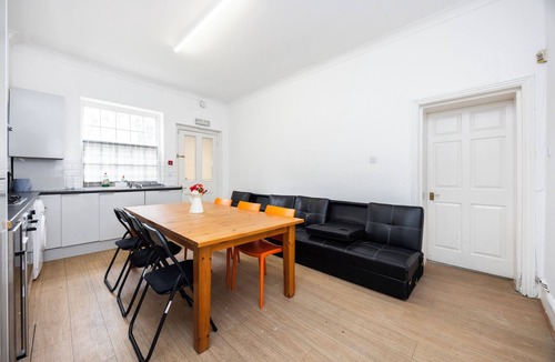 Canary Wharf Apartment | 5 mins from the Station.4Bedrooms Spacious Apartment with Parking and Garden