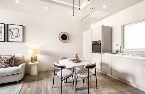 St. Mary's Park Apartment | 5 Mins Walk to Battersea Park | Battersea Retreat