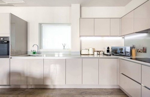 St. Mary's Park Apartment | 5 Mins Walk to Battersea Park | Battersea Retreat
