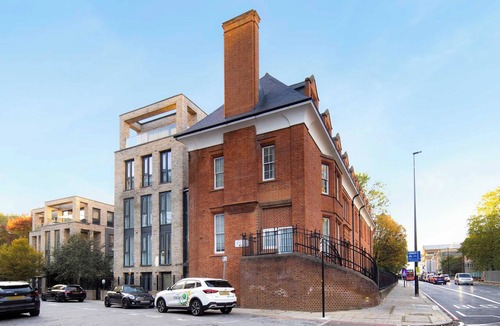 St. Mary's Park Apartment | 5 Mins Walk to Battersea Park | Battersea Retreat