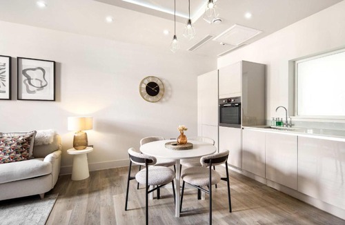 St. Mary's Park Apartment | 5 Mins Walk to Battersea Park, Battersea Retreat