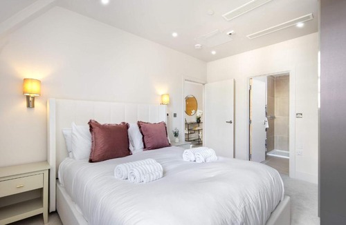 St. Mary's Park Apartment | 5 Mins Walk to Battersea Park, Battersea Retreat