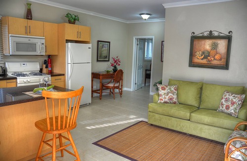 Nassau House | 5 modern suites, 1 estate, elegantly decorated on a quiet oasis with pool