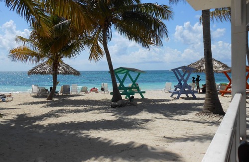Bell Channel Bay House | 5* Star, Spacious and Clean with Pool, Waterfront Villa Close to All Amenities
