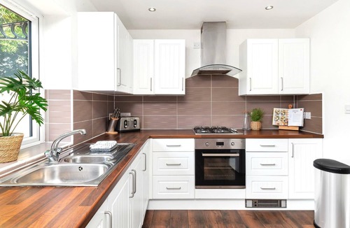 Stoke-on-Trent Apartment | 5BDR Stoke-on-Trent | Patio | Sleeps 10