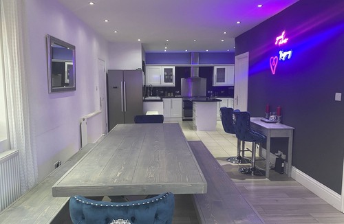 Fenham House | 6 Bed-Sleeps 12-Hot Tub-Free Parking-Pet Friendly