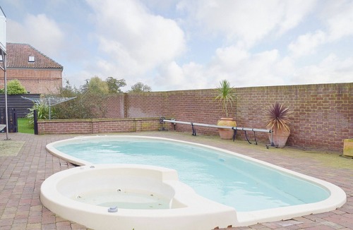 Bradwell Cottage | 6 bedroom accommodation in Bradwell, near Gorleston