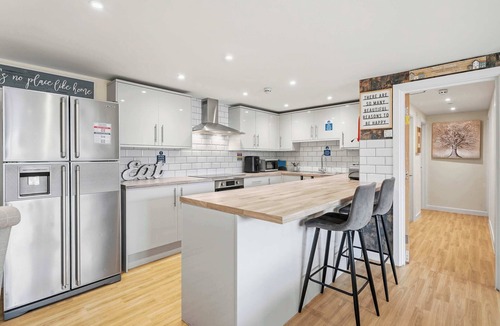 Aylesbury House | 6-Bedroom Family Haven with Garden in Aylesbury