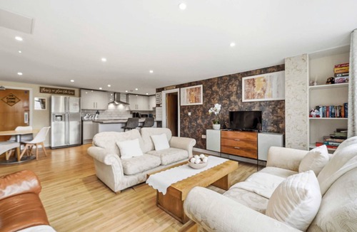 Aylesbury House | 6-Bedroom Family Haven with Garden in Aylesbury