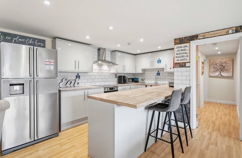 Aylesbury House | 6-Bedroom Family Haven with Garden in Aylesbury