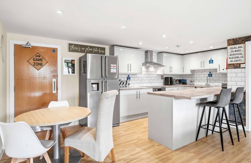 Aylesbury House | 6-Bedroom Family Haven with Garden in Aylesbury