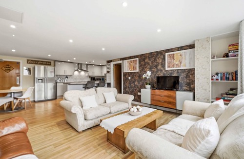 Aylesbury House | 6-Bedroom Family Haven with Garden in Aylesbury