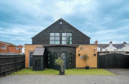 Aylesbury House | 6-Bedroom Family Haven with Garden in Aylesbury